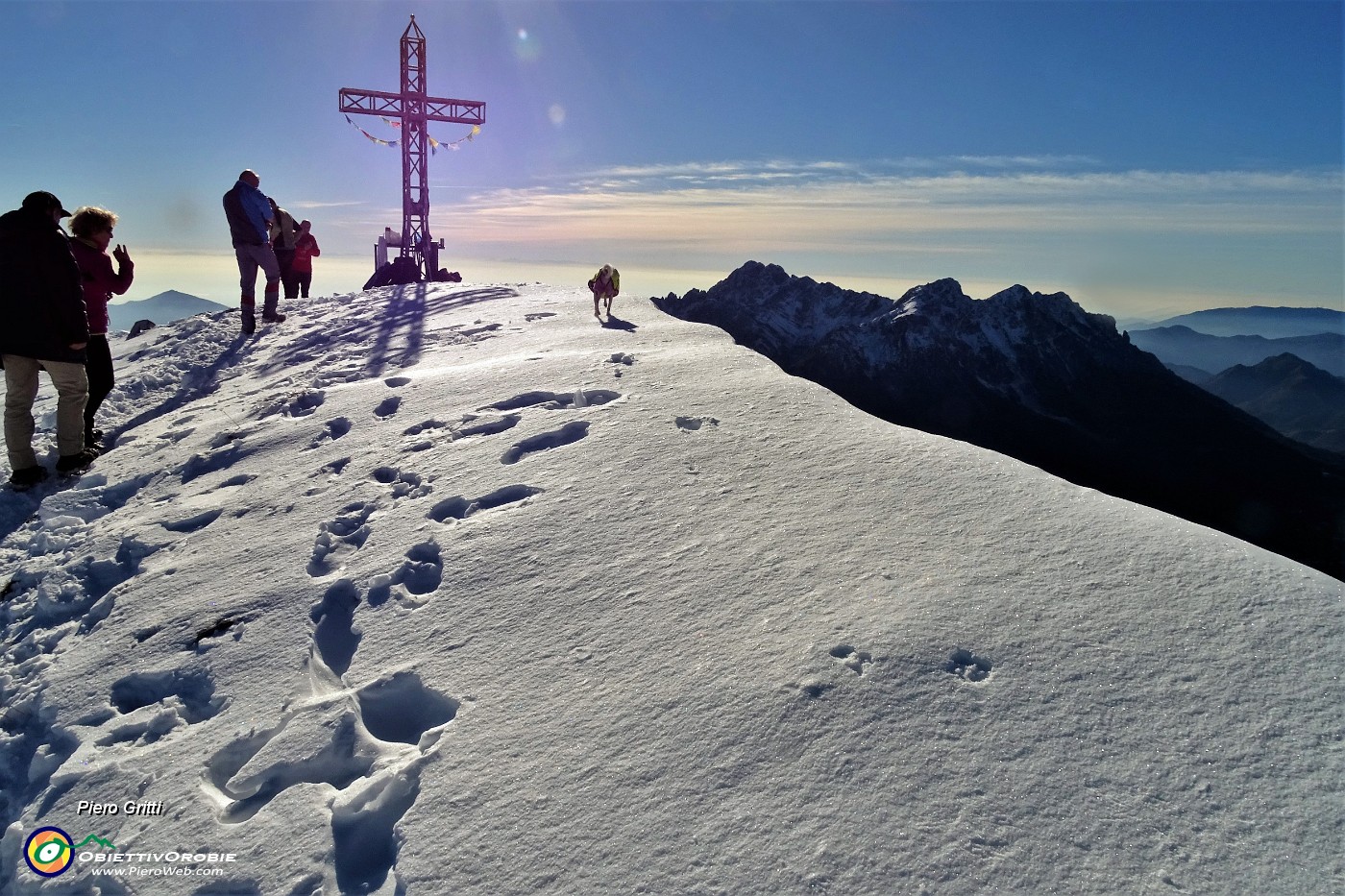 57 Foto di vetta in controluce alla croce di Cima Grem (2049 m).JPG -                                